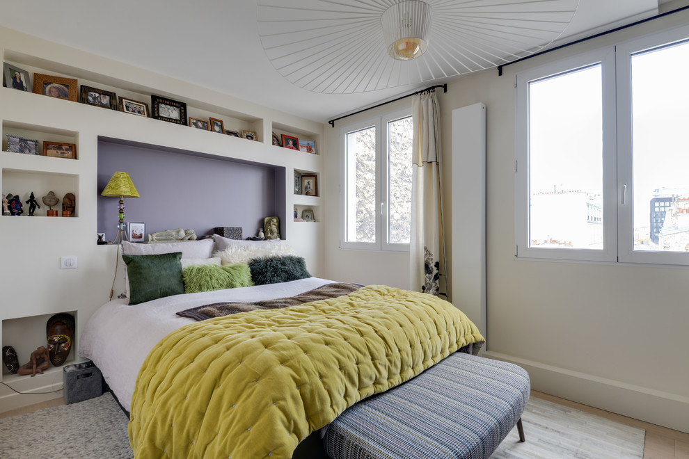 Cette photo montre une chambre tendance avec un mur blanc, un sol en calcaire, aucune cheminée et un sol beige.