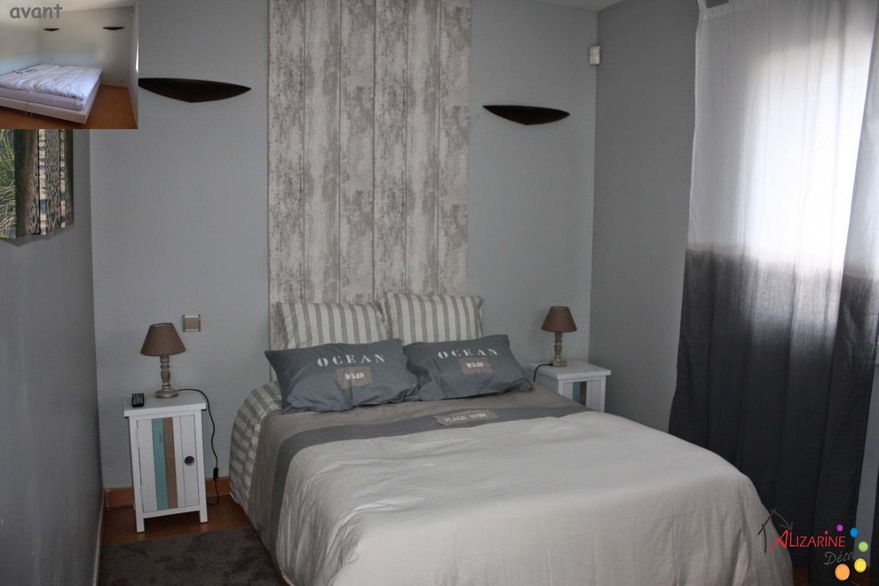 На фото: хозяйская спальня среднего размера в морском стиле с серыми стенами