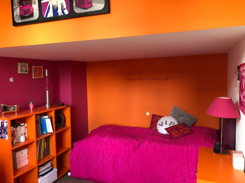 Modelo de habitación de invitados actual de tamaño medio sin chimenea con parades naranjas, suelo de madera clara y suelo gris