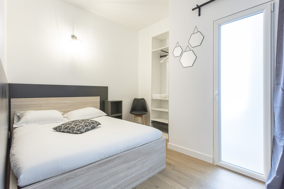 Kleines Industrial Hauptschlafzimmer ohne Kamin mit weißer Wandfarbe, dunklem Holzboden und beigem Boden in Montpellier