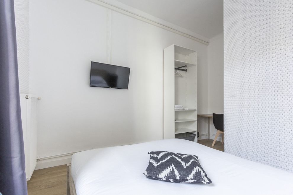 モンペリエにある小さなインダストリアルスタイルのおしゃれな主寝室 (白い壁、濃色無垢フローリング、暖炉なし、ベージュの床) のインテリア