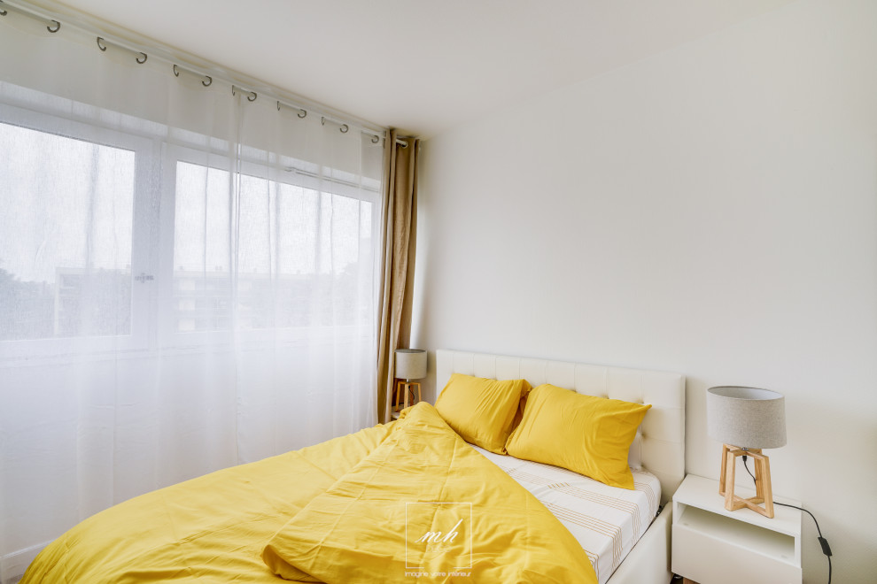 Стильный дизайн: маленькая спальня в стиле модернизм с белыми стенами и светлым паркетным полом для на участке и в саду - последний тренд