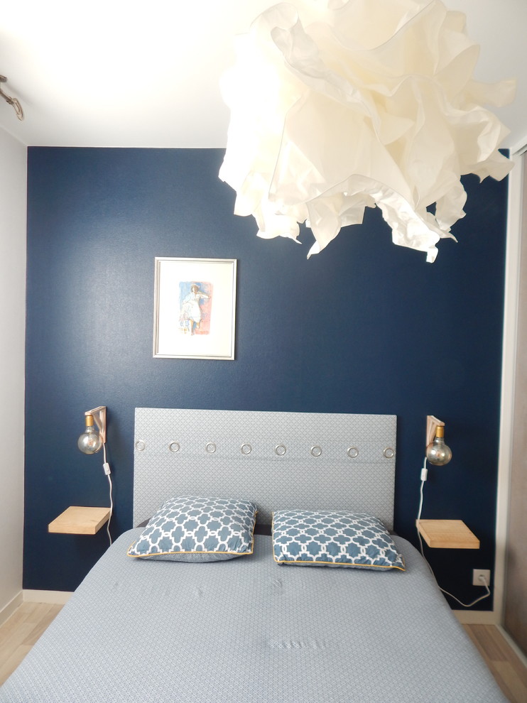 他の地域にある小さな北欧スタイルのおしゃれな主寝室 (青い壁、リノリウムの床、ベージュの床)