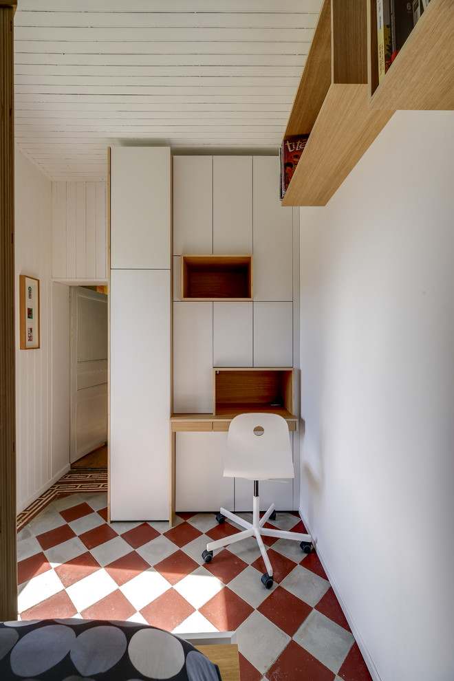 На фото: большая хозяйская спальня в современном стиле с белыми стенами, полом из керамической плитки и красным полом с