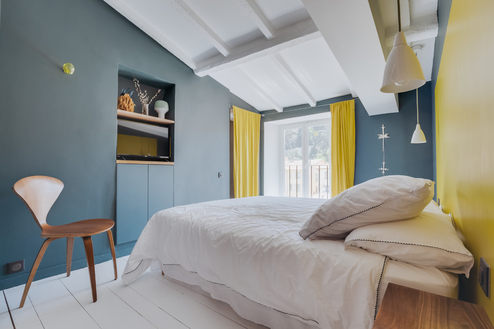Ispirazione per una camera da letto minimal con pareti verdi, pavimento in legno verniciato e pavimento bianco