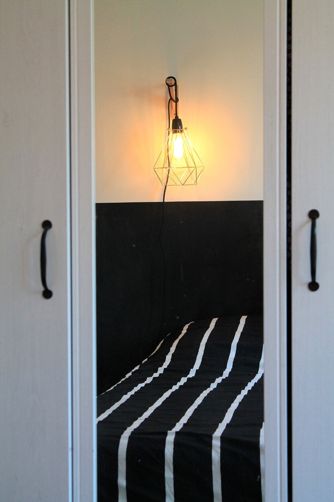 Idée de décoration pour une petite chambre parentale design avec un mur beige, un sol en linoléum, aucune cheminée et un sol gris.