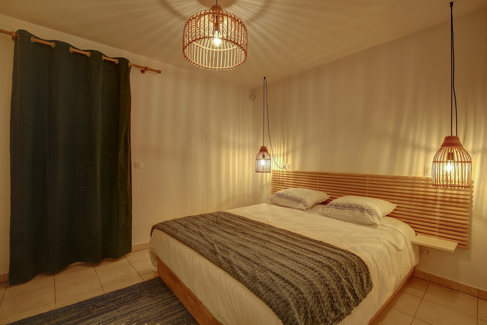 Diseño de habitación de invitados bohemia de tamaño medio con paredes blancas