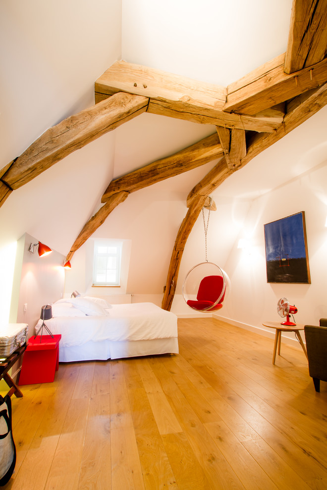 Imagen de dormitorio principal rústico grande con paredes blancas y suelo de madera clara