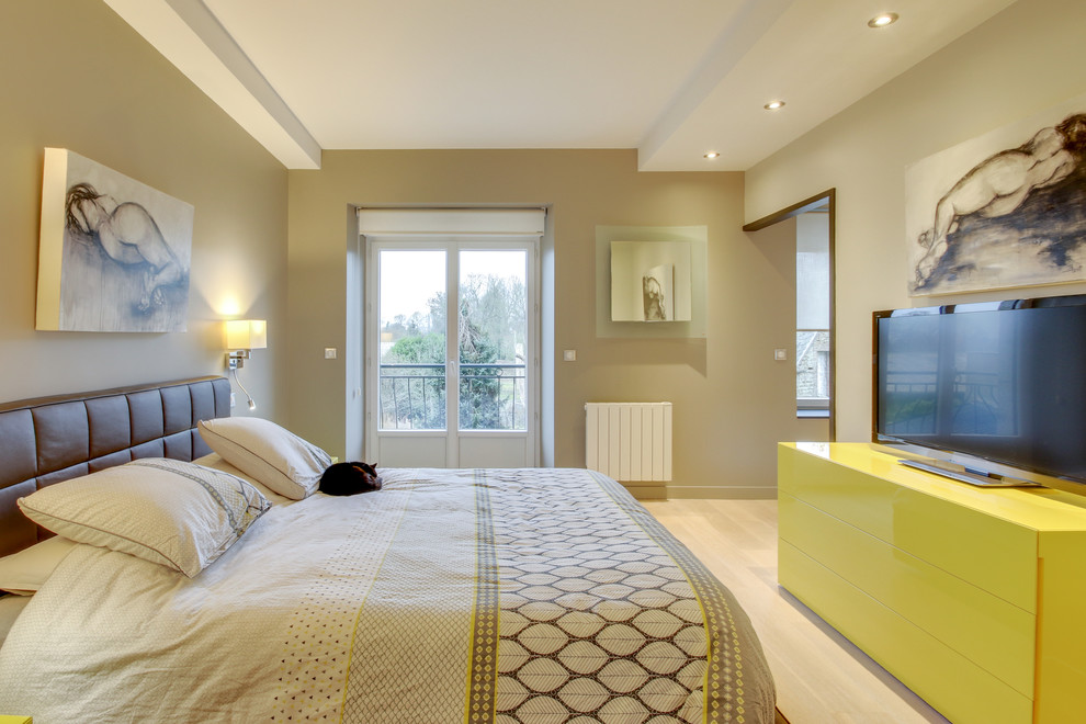 Идея дизайна: большая хозяйская спальня в современном стиле с серыми стенами и светлым паркетным полом