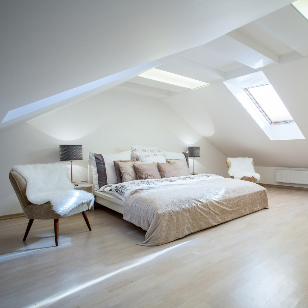 Großes Klassisches Hauptschlafzimmer mit weißer Wandfarbe und hellem Holzboden in Lille