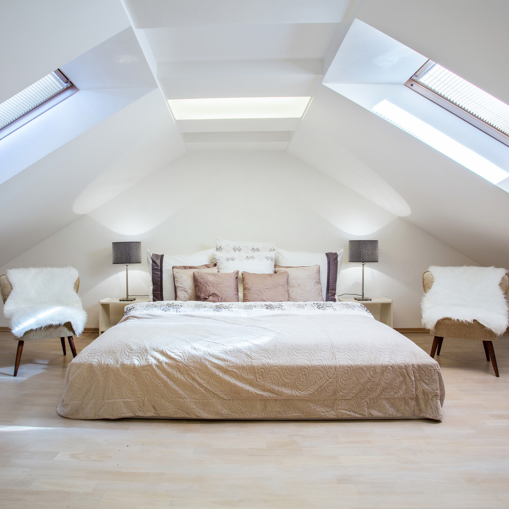 Diseño de dormitorio principal clásico renovado grande sin chimenea con paredes blancas y suelo de madera clara