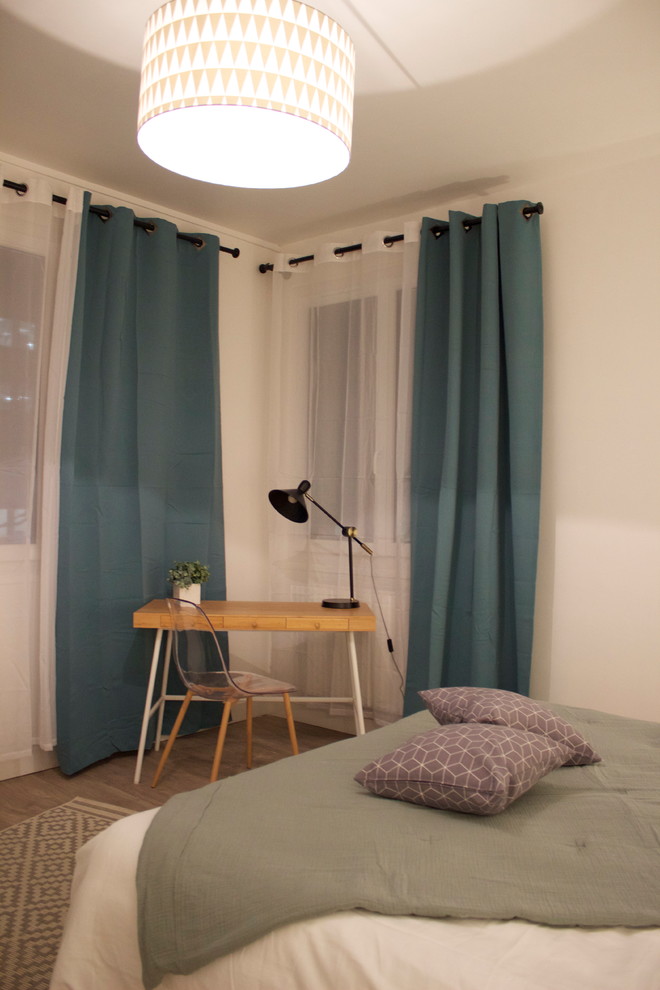 Imagen de dormitorio principal nórdico de tamaño medio sin chimenea con paredes blancas, suelo de linóleo y suelo beige