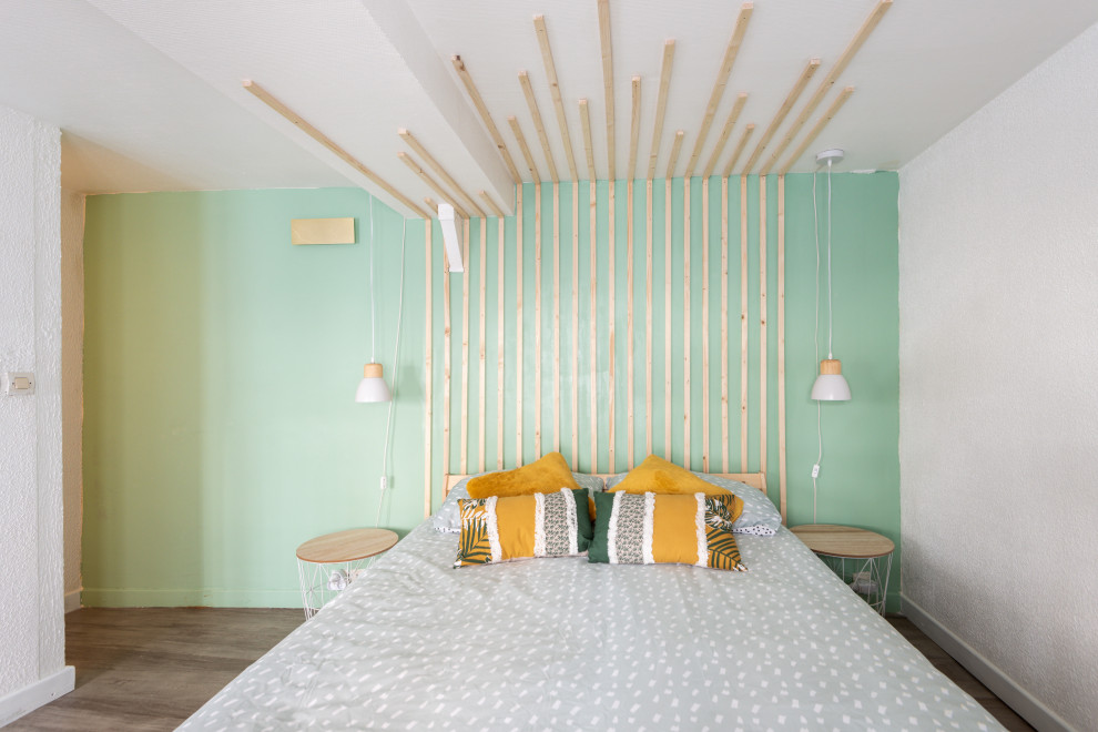 Cette photo montre une petite chambre parentale scandinave avec un mur vert, un sol en contreplaqué, aucune cheminée, un sol marron, un plafond décaissé et du papier peint.
