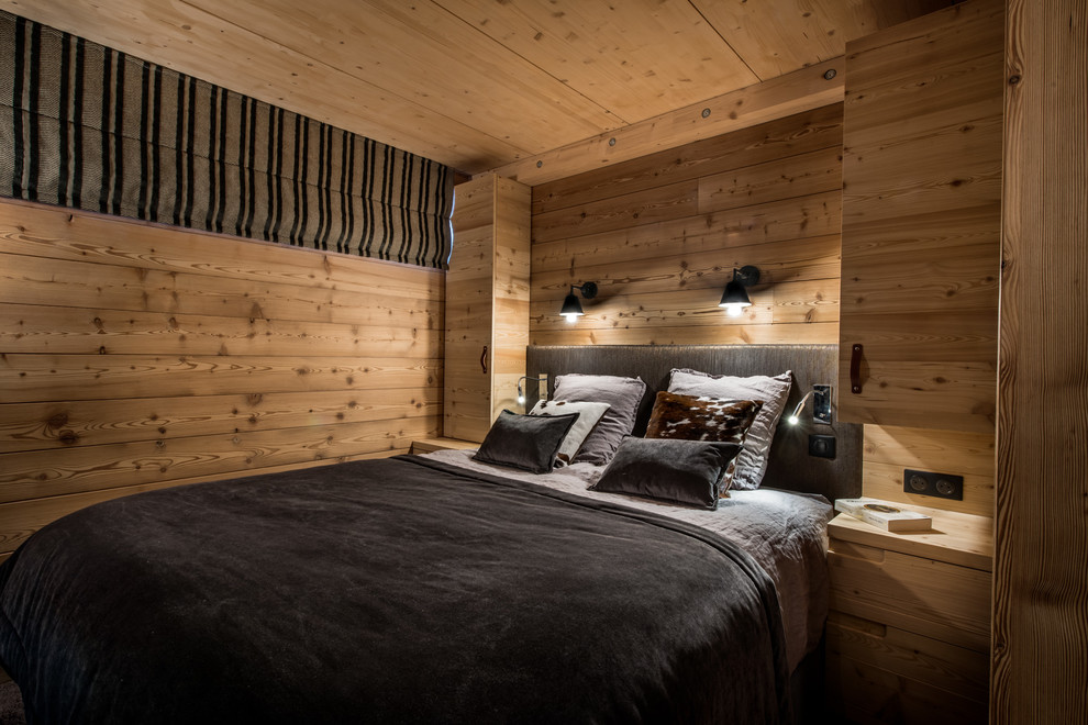 Mountain style guest bedroom photo in Lyon with brown walls