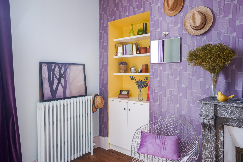 Inspiration pour une grande chambre parentale vintage avec un mur violet, parquet foncé, une cheminée standard, un manteau de cheminée en pierre et un sol marron.