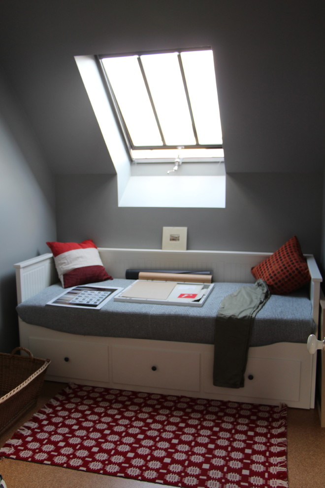 Kleines Retro Schlafzimmer ohne Kamin, im Loft-Style mit grauer Wandfarbe und Linoleum in Rennes