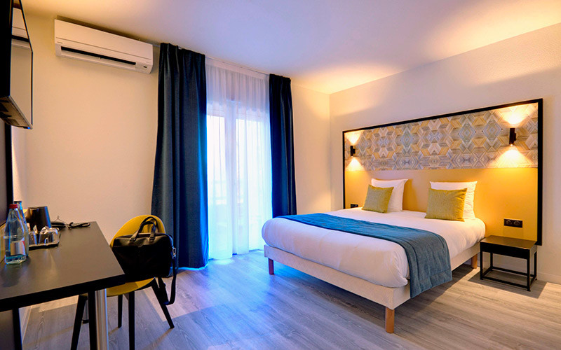 Пример оригинального дизайна: большая хозяйская спальня в современном стиле с белыми стенами, полом из ламината и коричневым полом без камина
