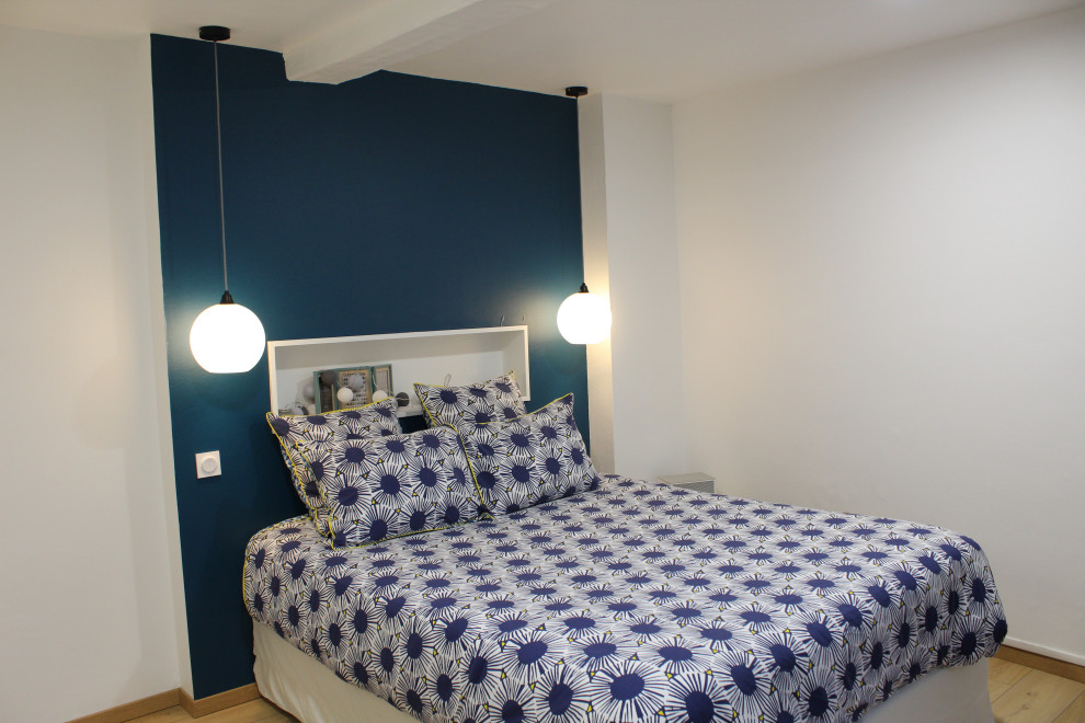 Идея дизайна: маленькая хозяйская спальня в скандинавском стиле с синими стенами и светлым паркетным полом для на участке и в саду