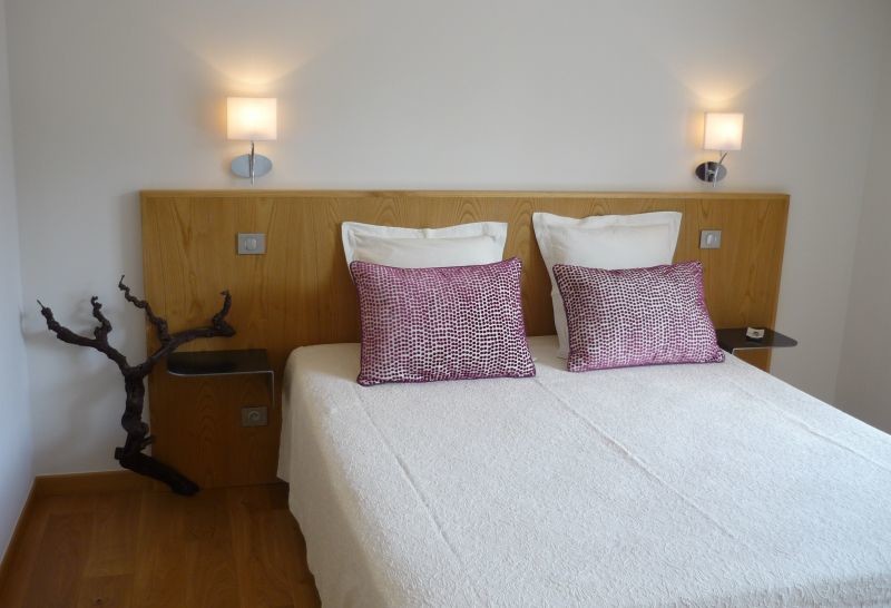 Idee per una camera da letto country con pareti bianche e pavimento in legno massello medio