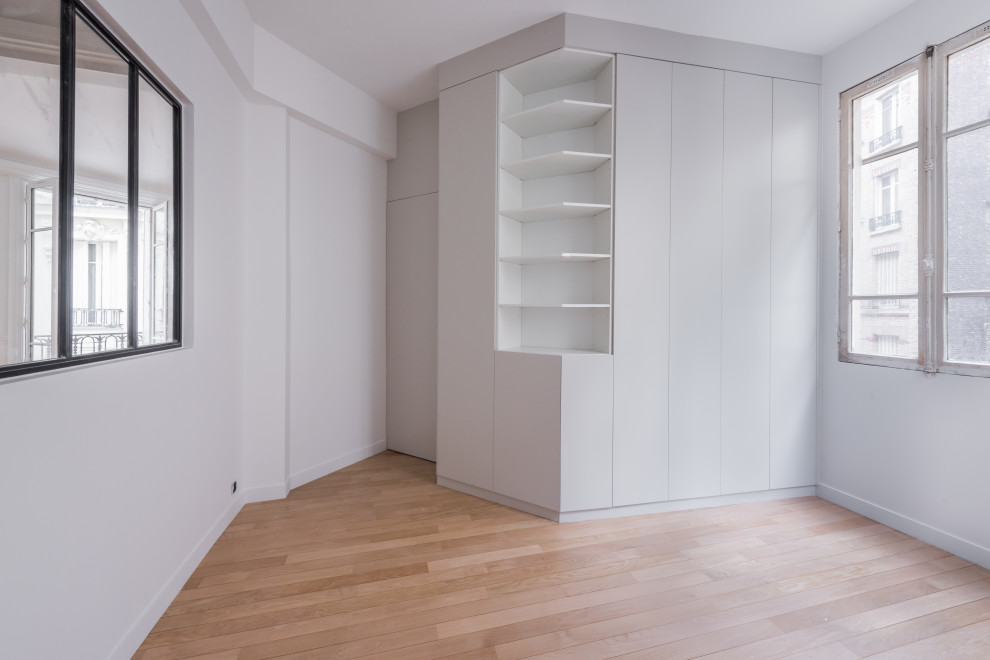 Idee per una camera degli ospiti classica di medie dimensioni con pareti bianche e pavimento in legno massello medio