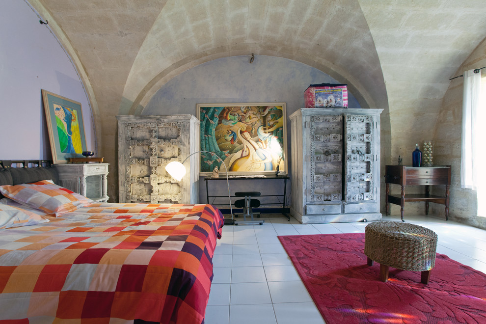 モンペリエにある広い地中海スタイルのおしゃれな主寝室 (紫の壁) のレイアウト