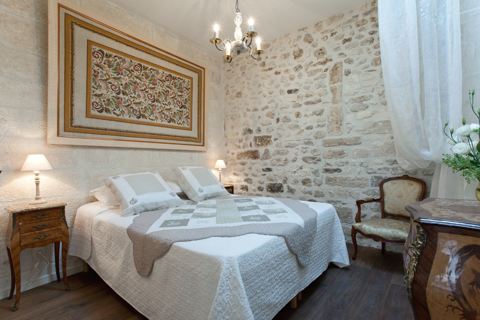 Foto de dormitorio principal clásico de tamaño medio con suelo de madera oscura y paredes beige