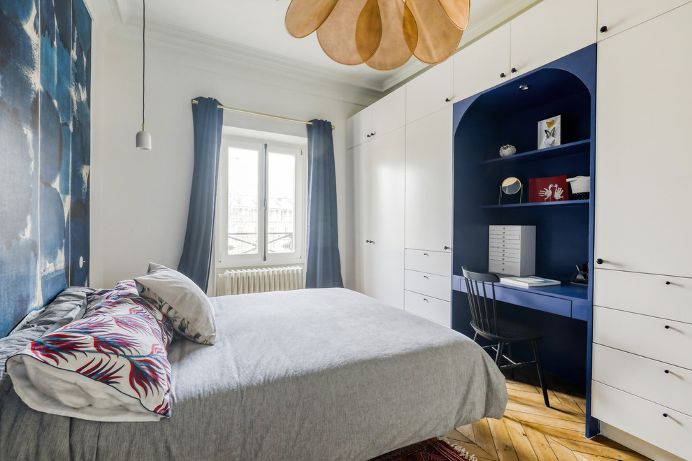 パリにある中くらいなコンテンポラリースタイルのおしゃれな主寝室 (白い壁、淡色無垢フローリング、暖炉なし、石材の暖炉まわり、茶色い床)