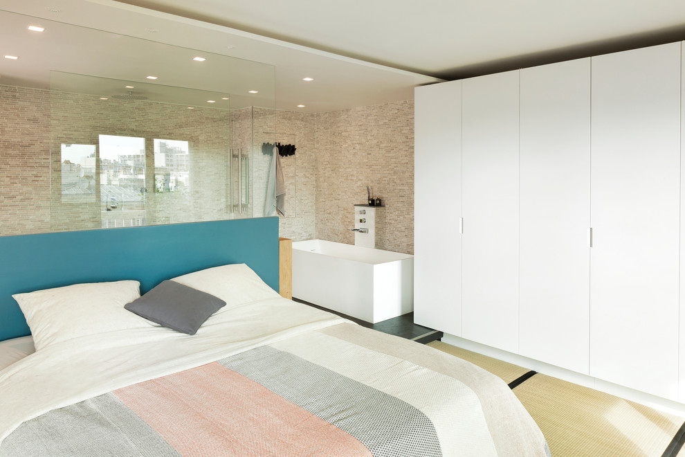 パリにある広いコンテンポラリースタイルのおしゃれな主寝室 (白い壁、畳、暖炉なし、黄色い床) のインテリア