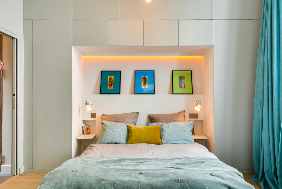 Foto de dormitorio nórdico con paredes grises y suelo de madera clara