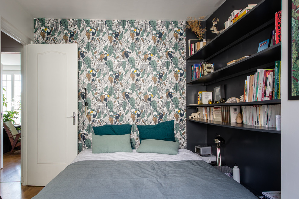 モンペリエにあるエクレクティックスタイルのおしゃれな寝室 (マルチカラーの壁、淡色無垢フローリング、暖炉なし、茶色い床、グレーとブラウン)