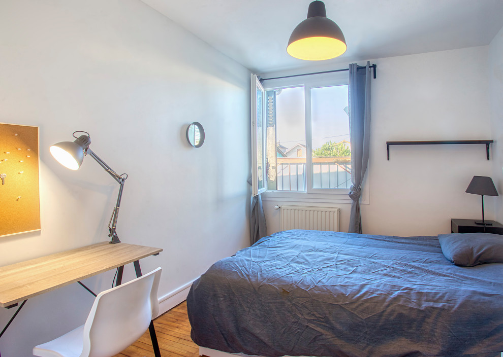На фото: спальня среднего размера в стиле модернизм с белыми стенами и светлым паркетным полом с