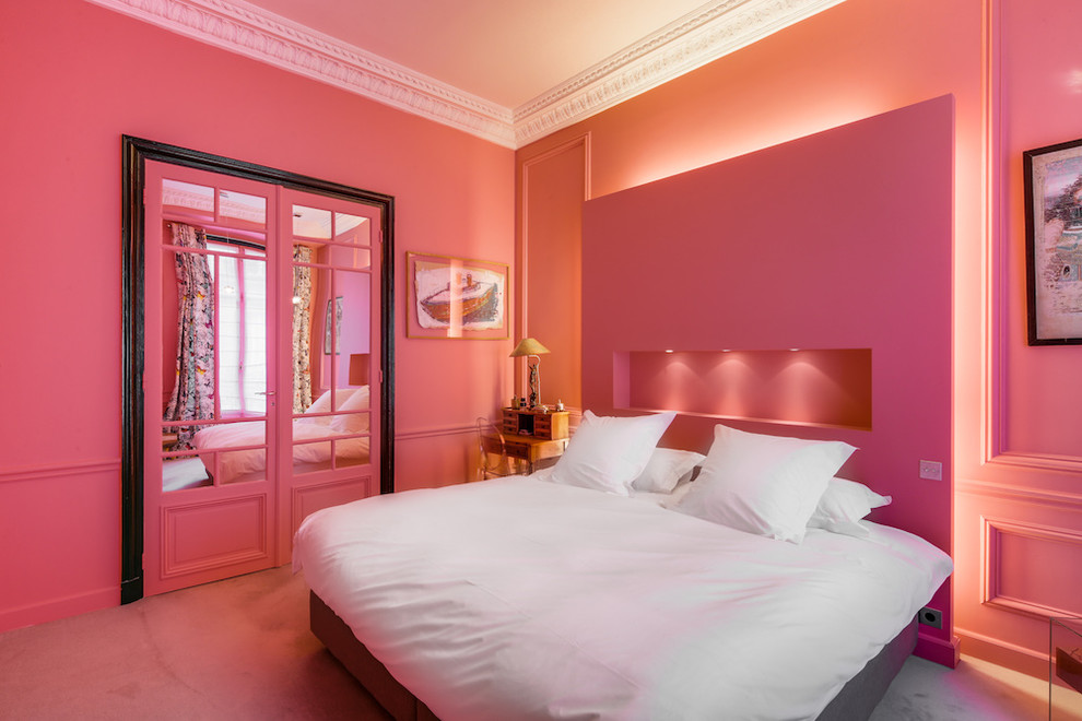 Imagen de dormitorio principal ecléctico de tamaño medio sin chimenea con moqueta, suelo gris y paredes rosas