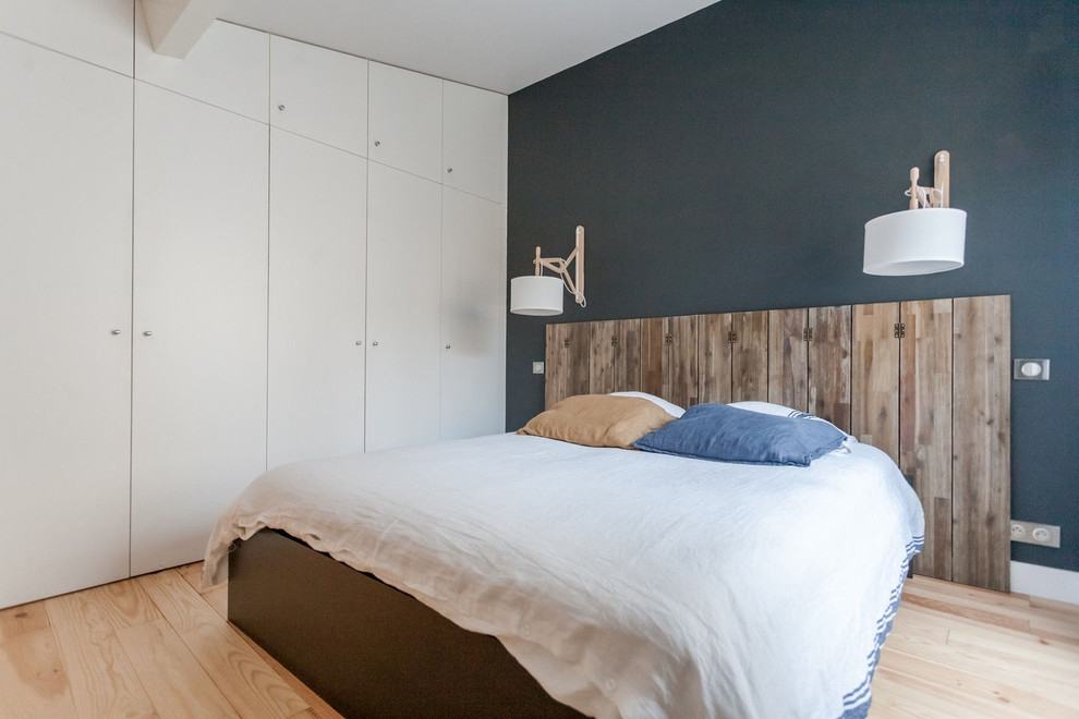 Пример оригинального дизайна: хозяйская спальня среднего размера в современном стиле с синими стенами и светлым паркетным полом