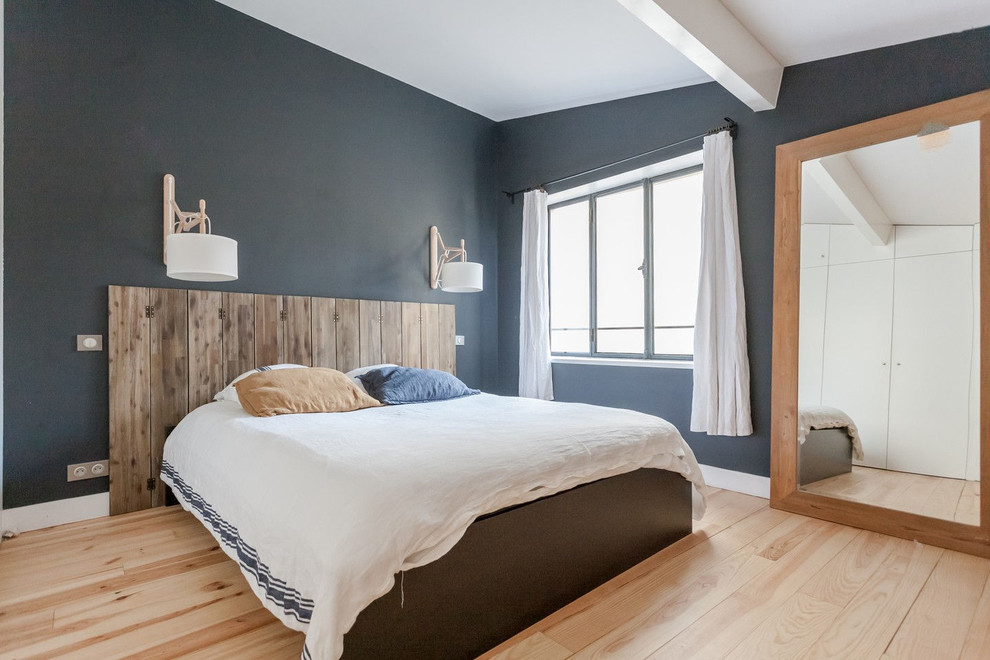 Großes Maritimes Schlafzimmer ohne Kamin mit blauer Wandfarbe und hellem Holzboden in Bordeaux