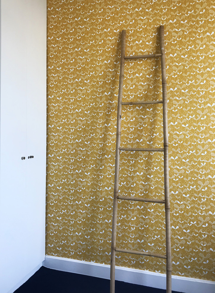 パリにある小さなコンテンポラリースタイルのおしゃれな主寝室 (黄色い壁、カーペット敷き、青い床) のレイアウト