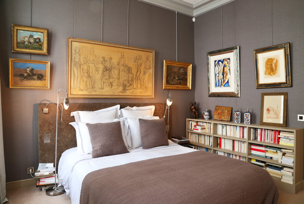 パリにあるトラディショナルスタイルのおしゃれな寝室 (グレーの壁、カーペット敷き) のレイアウト
