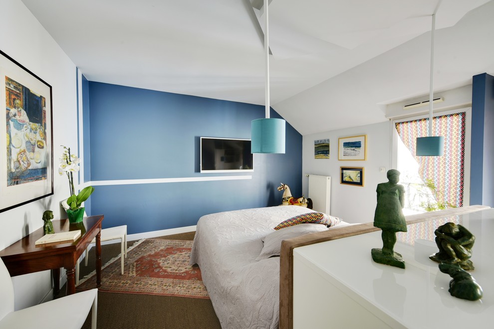 Foto di una grande camera da letto minimal con pavimento in sughero e pavimento beige