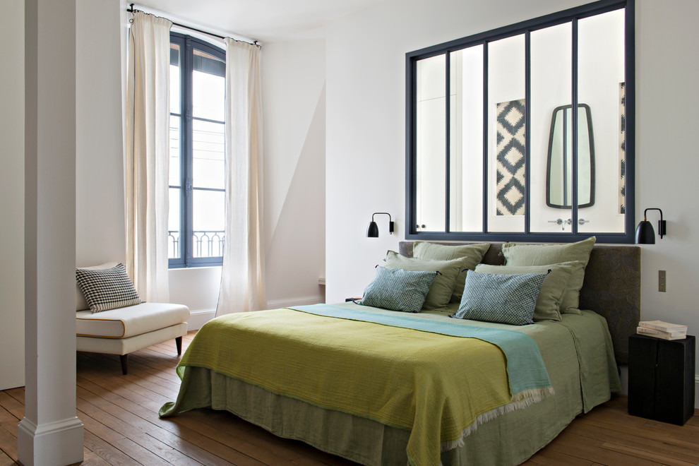 Идея дизайна: хозяйская спальня в современном стиле с белыми стенами, паркетным полом среднего тона и коричневым полом