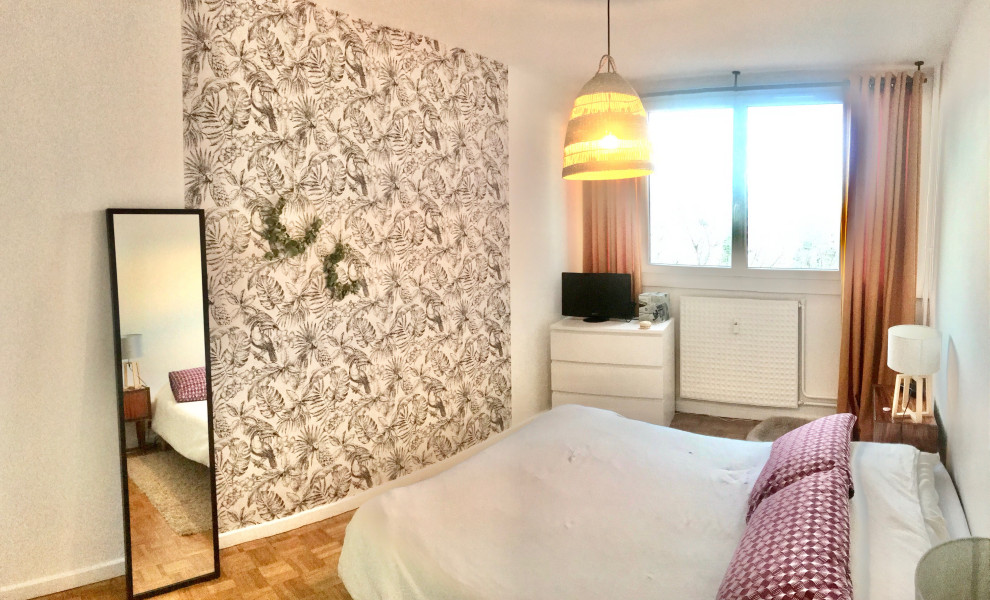 Foto de dormitorio principal tropical de tamaño medio con paredes blancas