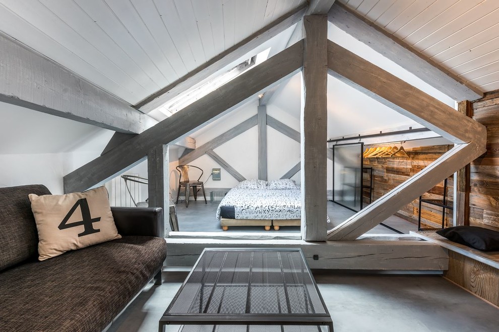 Foto de habitación de invitados de estilo de casa de campo con paredes blancas, suelo de cemento y suelo gris