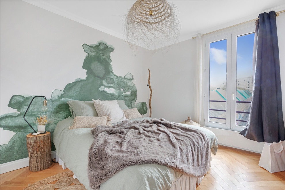 Свежая идея для дизайна: хозяйская спальня среднего размера в скандинавском стиле с светлым паркетным полом, серыми стенами и акцентной стеной без камина - отличное фото интерьера