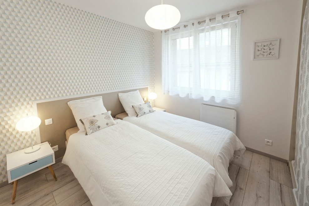 Esempio di una piccola camera matrimoniale nordica con parquet chiaro, pavimento beige e pareti bianche