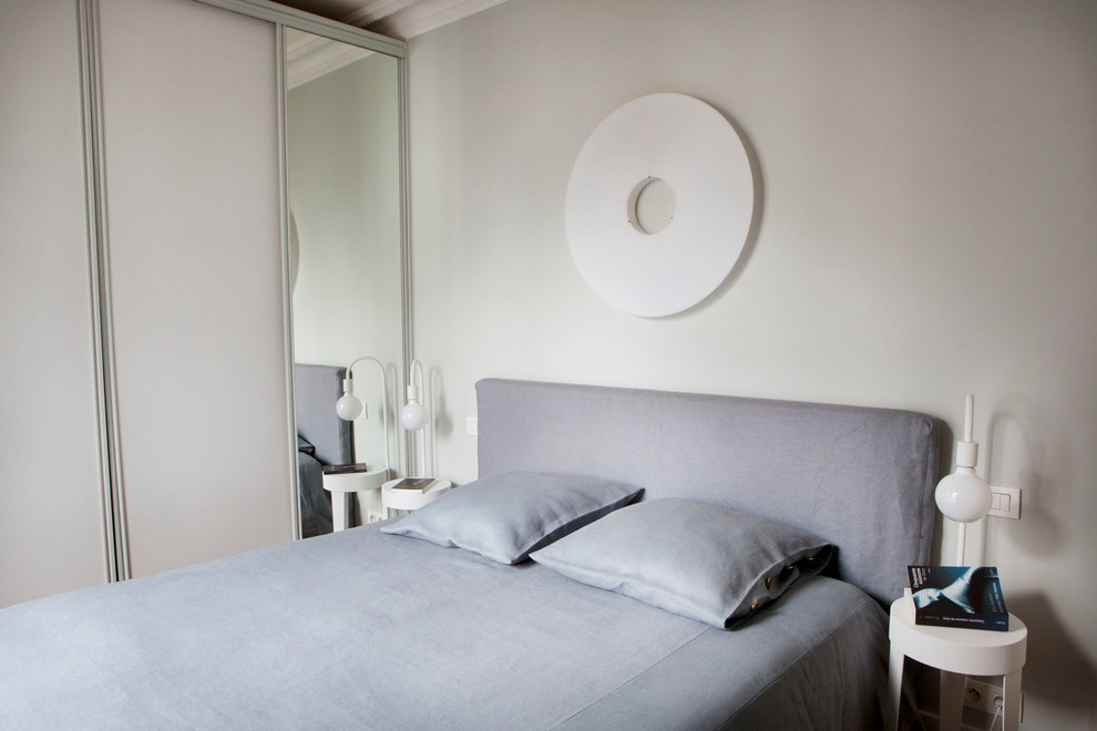 Mittelgroßes Modernes Hauptschlafzimmer ohne Kamin mit grauer Wandfarbe, hellem Holzboden und braunem Boden in Paris
