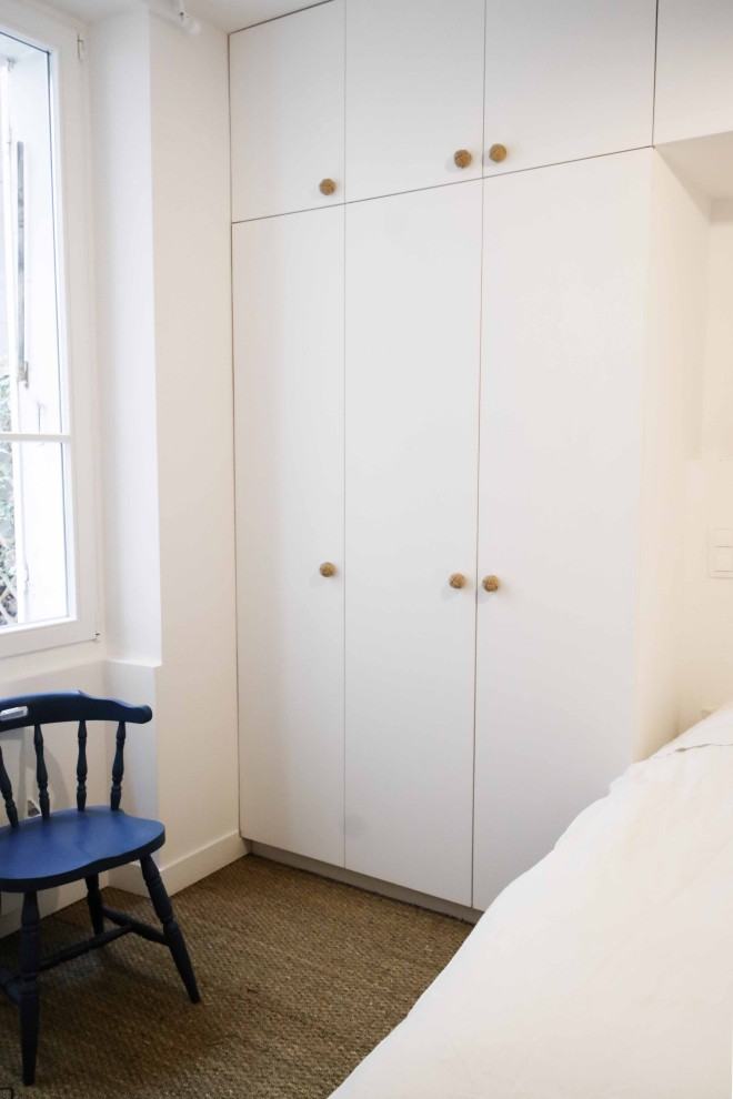 Стильный дизайн: хозяйская спальня среднего размера в стиле неоклассика (современная классика) с белыми стенами, ковровым покрытием, бежевым полом и обоями на стенах - последний тренд