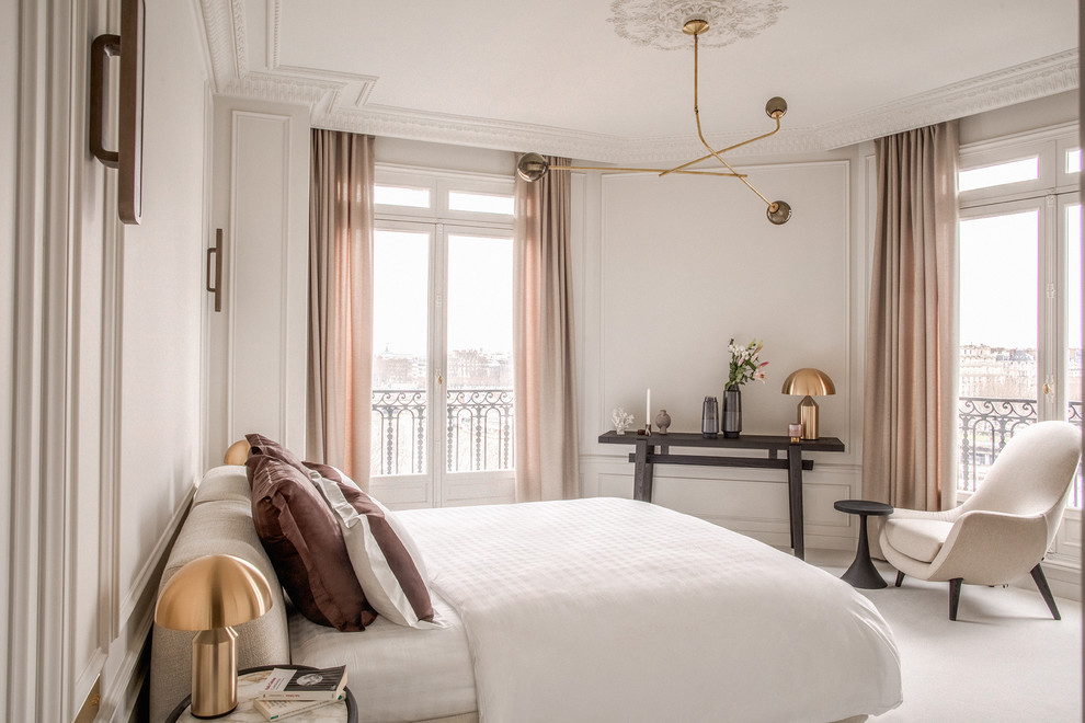 Klassisches Schlafzimmer mit weißer Wandfarbe, Teppichboden und weißem Boden in Paris