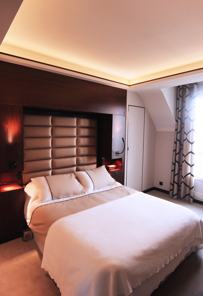 Exemple d'une chambre tendance de taille moyenne avec un mur beige et un sol blanc.