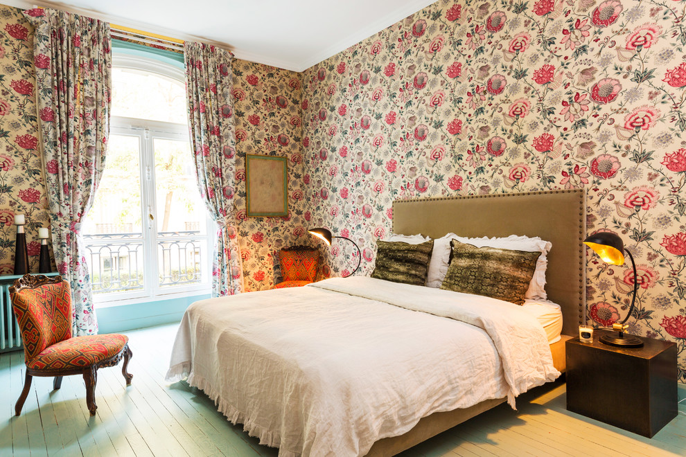 На фото: большая хозяйская спальня в стиле неоклассика (современная классика) с разноцветными стенами, деревянным полом и зеленым полом без камина с