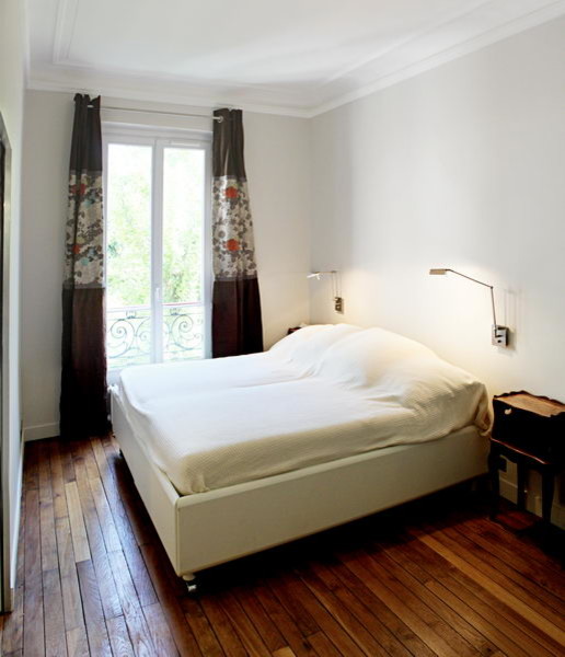 Example of a transitional bedroom design in Paris