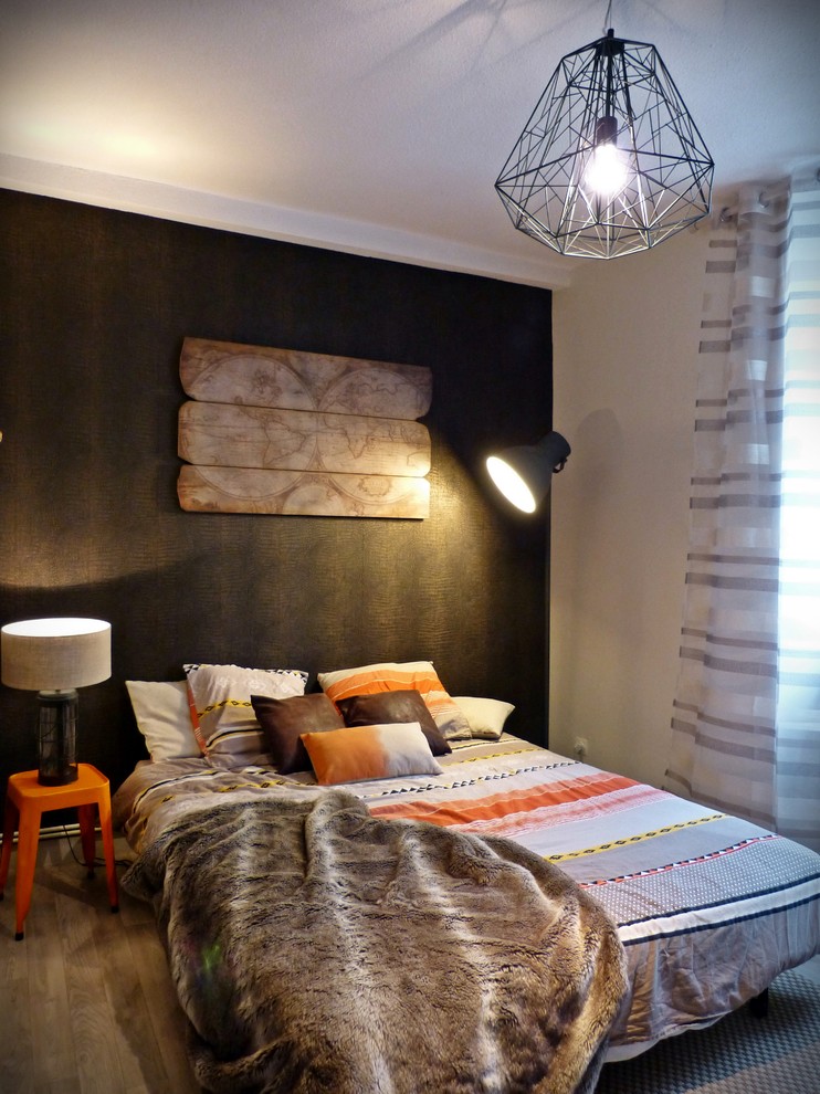 Ejemplo de dormitorio principal bohemio de tamaño medio con paredes marrones