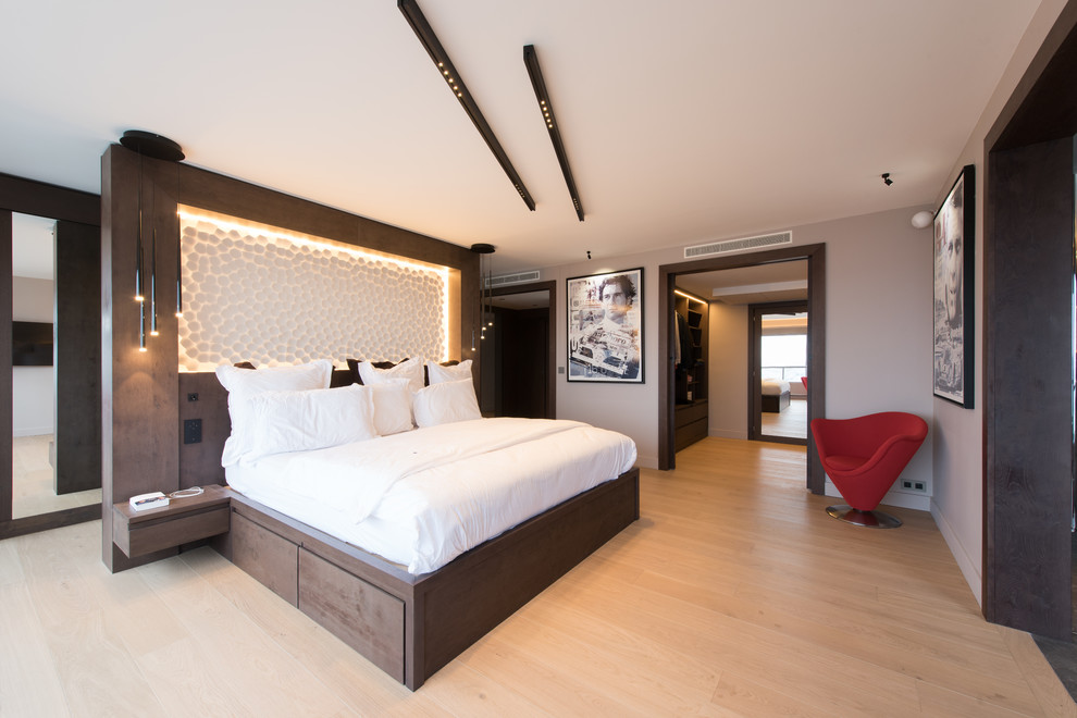 На фото: хозяйская спальня среднего размера в современном стиле с белыми стенами, светлым паркетным полом и коричневым полом без камина с
